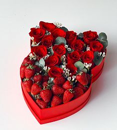 Клубничный бокс с цветами "Darling" с розами