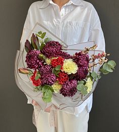 Композиция "Vermellure" из хризантем, гвоздик и экзотической зелени