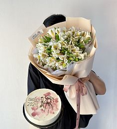 Сет "Летние каникулы" M букет альстромерий и тортик