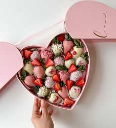 Клубничный бокс "Крылья счастья" S клубника в шоколаде в коробке в виде сердца