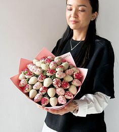 Клубничный конус "Первый поцелуй" из клубники в белом шоколаде