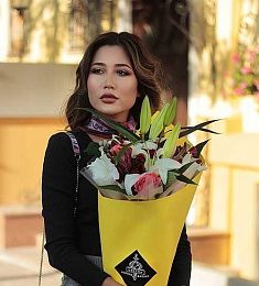 Букет "Санни" из лилий, брунии, роз, вероники и Альстромерий