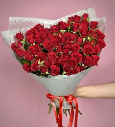 Букет из 17 красных спрей роз