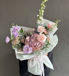 Композиция "Джиа" из гвоздик, гортензии, лизиантуса и дельфиниумов