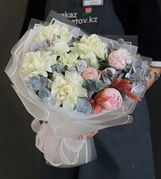 Композиция "Silken" из роз, пионов и эвкалипта