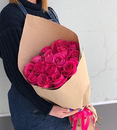 15 алых роз в оформлении