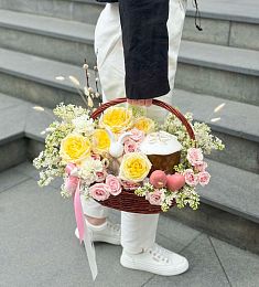 Композиция "Светлая Пасха" 2.0 корзина с куличом сиренью и розами