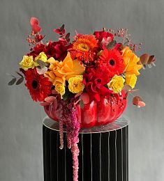 Композиция в тыкве "Персей" из роз, гербер и зелени