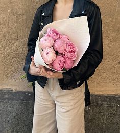 Букет из 9 розовых голландских пионов в светлом оформлении