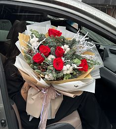 Букет "Сияние зимы" из нобилиса, роз, хлопка и вакциниума