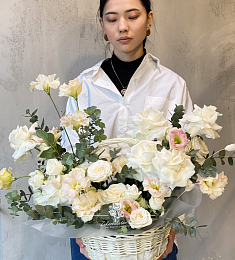 Букет в корзинку "Белль" из лизиантусов, роз и эвкалипта