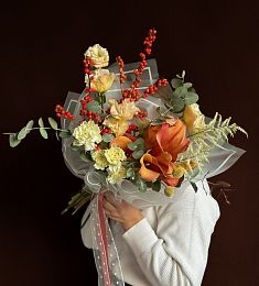 Композиция "Гоар" из гвоздик, калл и лизиантусов