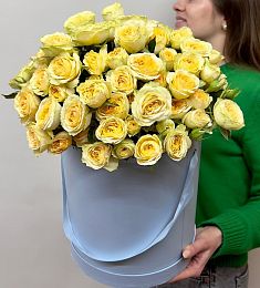 Композиция из желтых пионовидных роз в шляпной коробке