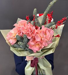 Композиция "Ёлочные радости" с розами, нобилисом и илексом