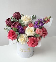 Композиция "Весенний зной" из роз, хризантем, гвоздики и маттиолы