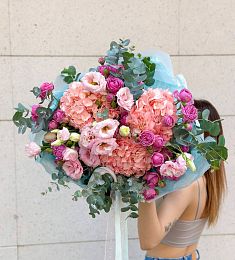 Букет "Аглая" с гортензией, лизиантусом, спрей розой и эвкалиптом.