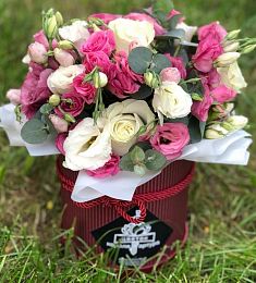 Композиция "Калейдоскоп" из роз и лизиантусов в коробке