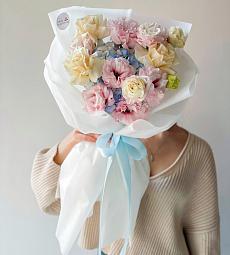 Букет "Семнадцать" из гортензий, лизиантусов и роз