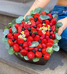 Композиция "Berry crush" из ягод, ромашки и эвкалипта