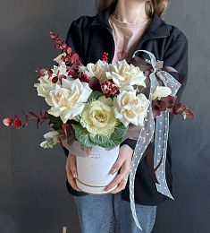 Композиция "Кейташи" из роз, гвоздик, калл и брассики