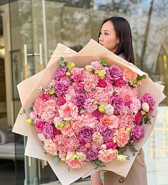 Букет "Храброе сердце" с гортензией, голландской розой и лизиантусом