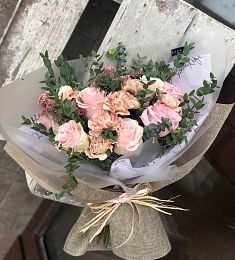 SPRING 2.0 букет из гвоздик, роз и эвкалипта 