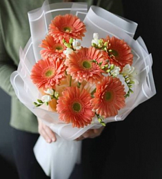 Букет "Гетера" из гербер и фрезии