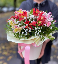 Композиция "Цветочный калейдоскоп" из альстромерий и гипсофилы в коробке