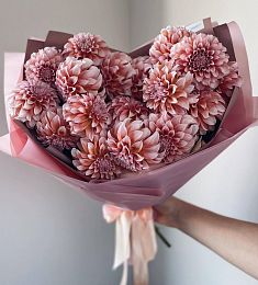 Букет из 19 пестрых георгинов