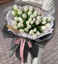 Букет "Лепестковый вальс" из 75 белых тюльпанов