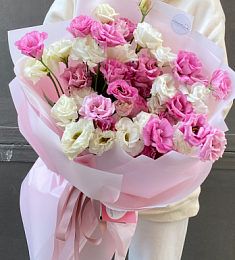 Букет из 25 лизиантусов в оформлении