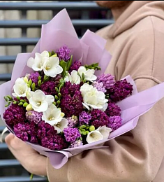 Букет "Фиолетовая нежность" из гиацинтов и фрезий