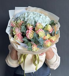 Букет "Закат над Парижем" из гортензий и градиентных роз