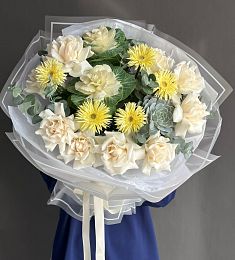 Композиция "Colorful Delight" из гербер, роз, брассики и эйчверии