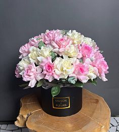 Композиция "Радуга чувств" 51 вывернутых роз в коробке