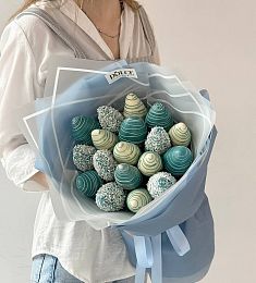 Клубничный букет "Эльза" клубника в голубом и белом итальянском шоколаде