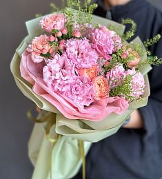 Букет "Celestial Cascade" из лизиантусов, спрей роз и голландской зелени