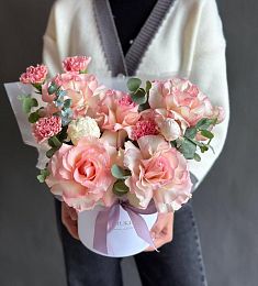 Композиция "Luminous Cascade" из гвоздик, пионов и роз