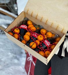 Подарочный бокс "Fiora" с колой и мандаринами