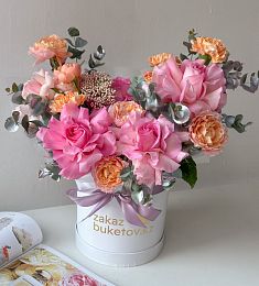 Композиция "Gaia" из гвоздик и роз в коробке