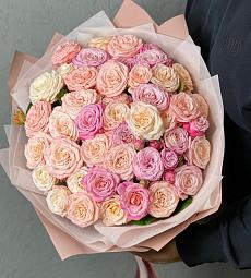 35 пионовидных роз в оформлении