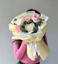 Букет "Антуанетта" S из пионовидных роз и эвкалипта