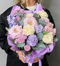 Композиция "Фиолетовый рассвет" с гиацинтов, гвоздикой, лизиантусом и хризантемой