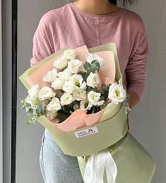 Букет "Шарм" из Лизиантусов и эвкалпита