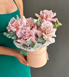 Композиция "Miani" с  розами и эвкалиптом в коробке