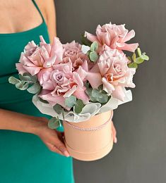 Композиция "Miani" с  розами и эвкалиптом в коробке