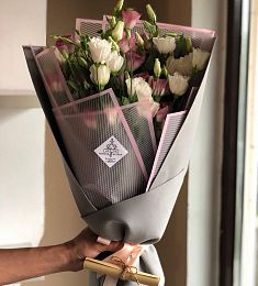 Композиция "Лиззи" из 17 лизиантусов