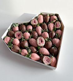 Клубничный бокс "Сладкое сердце" клубника в розовом и молочном шоколаде