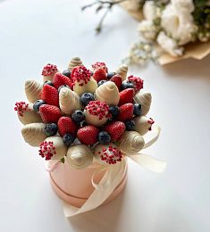 Клубничный бокс "Рая" клубника в шоколаде, свежая клубника и голубика