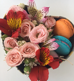 Букет "Обаяние" из цветов и макарун